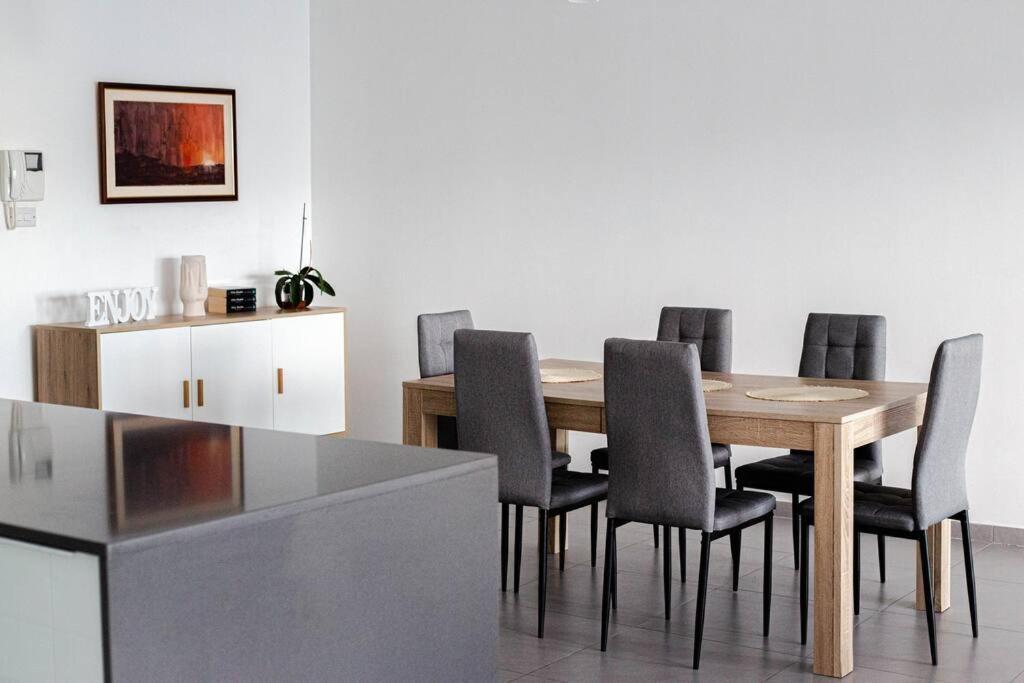 Seafront Two Bedroom Apartment Saint Julian's Екстериор снимка