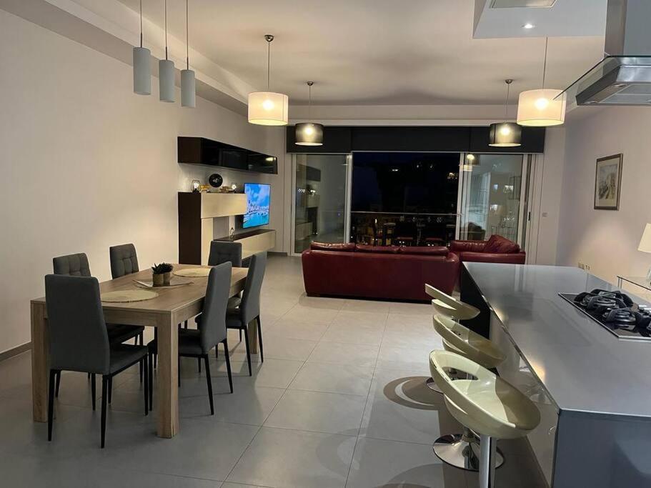 Seafront Two Bedroom Apartment Saint Julian's Екстериор снимка