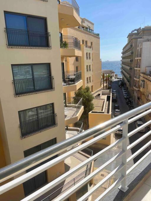 Seafront Two Bedroom Apartment Saint Julian's Екстериор снимка